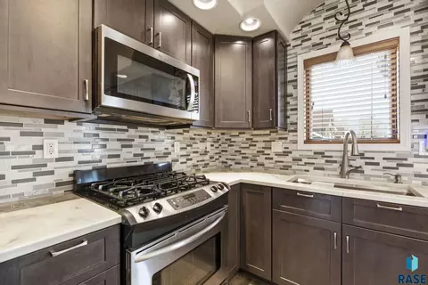 Kitchen - 1500 E Birch St, Brandon, SD 57005 photo 5 of 5