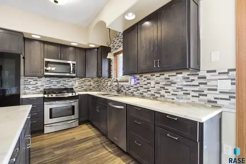Kitchen - 1500 E Birch St, Brandon, SD 57005 photo 2 of 5