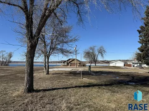 407 S River St, Chamberlain, SD 57325