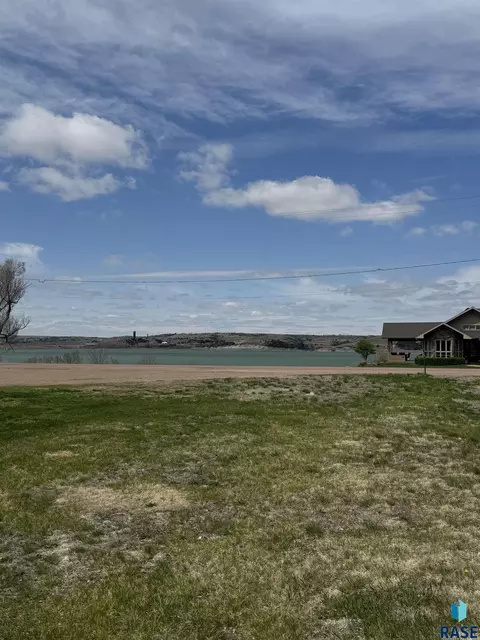 407 S River St, Chamberlain, SD 57325