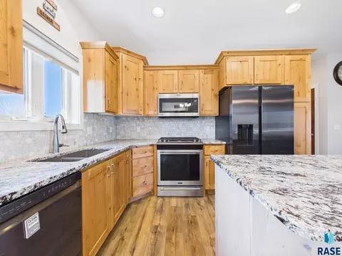 Kitchen - 117 E Birchwood Dr, Brandon, SD 57005 photo 4 of 8