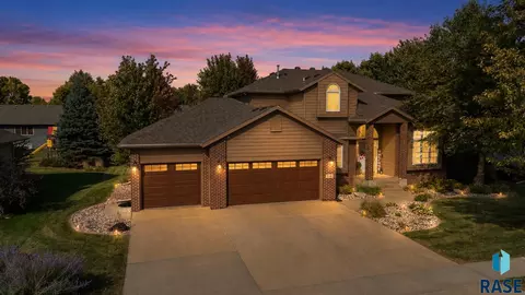 716 W Laquinta St, Sioux Falls, SD 57108