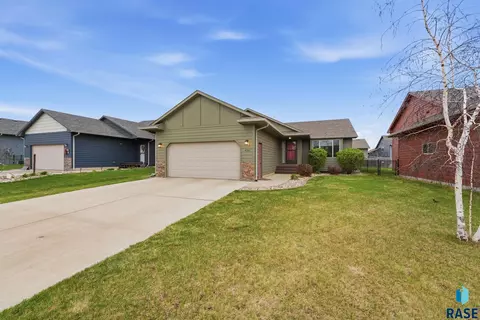 436 Macey Ave, Harrisburg, SD 57032