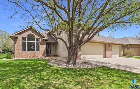 4024 S Brady Ct, Sioux Falls, SD 57103