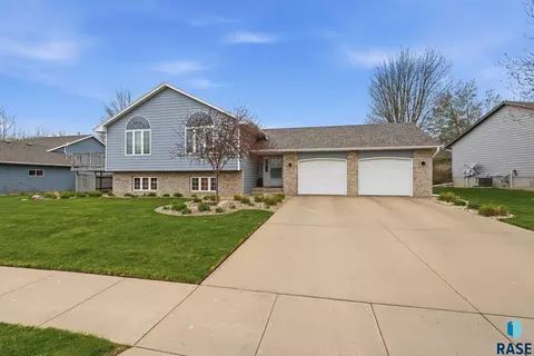 1715 S Lorne Ln, Sioux Falls, SD 57106