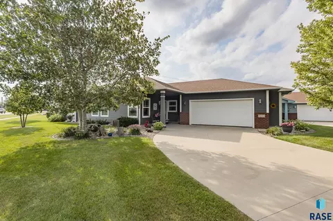 3233 S Manifold Ave, Sioux Falls, SD 57110