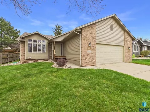 800 N Savannah Dr, Sioux Falls, SD 57103