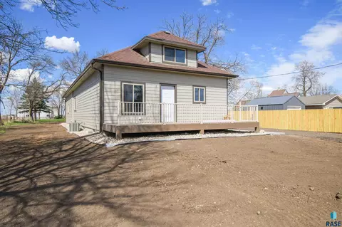 430 W Willow St, Canistota, SD 57012