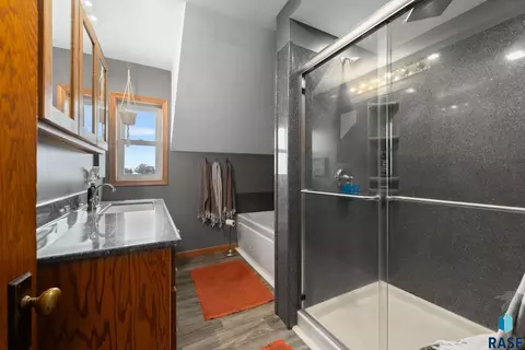 Bath - 24727 438th Ave, Salem, SD 57058 photo 1 of 3