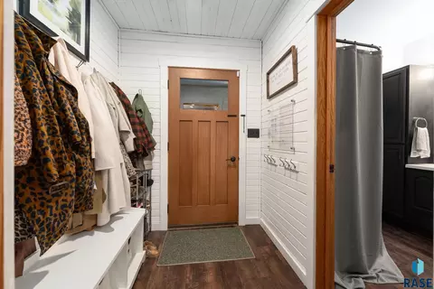 Entry Way - 24727 438th Ave, Salem, SD 57058 photo 1 of 3