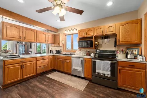 Kitchen - 24727 438th Ave, Salem, SD 57058 photo 4 of 4