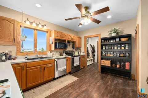Kitchen - 24727 438th Ave, Salem, SD 57058 photo 2 of 4