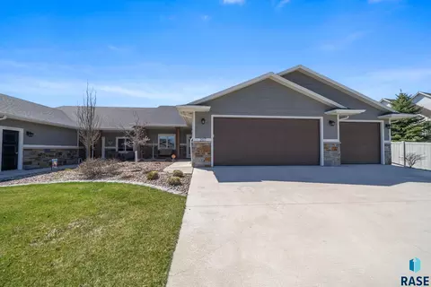 207 N Pine Lake Dr, Sioux Falls, SD 57110