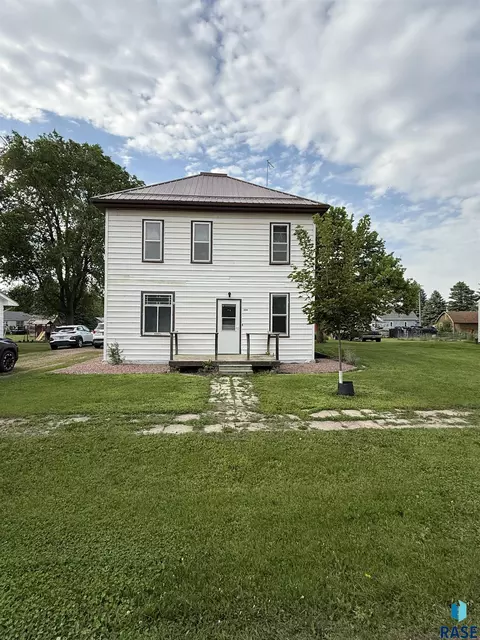 208 E Washington St, Marion, SD 57043 photo 2