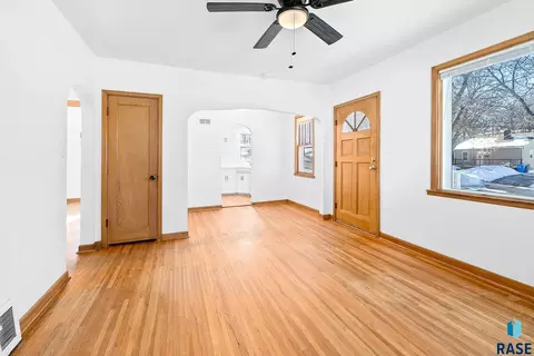 804 S Hawthorne Ave, Sioux Falls, SD 57104