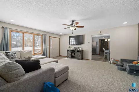 800 Montana Ave, Hurley, SD 57036