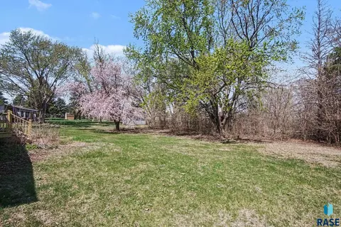 Exterior - 4210 Hermans Loop, Yankton, SD 57078 photo 5 of 6