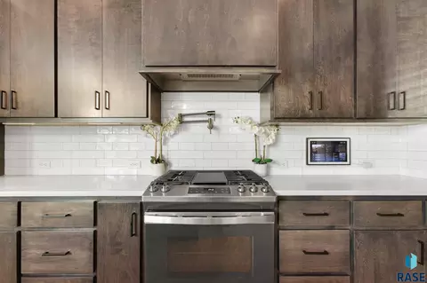 Kitchen - 6701 E Spitfire Cir, Sioux Falls, SD 57110 photo 6 of 10