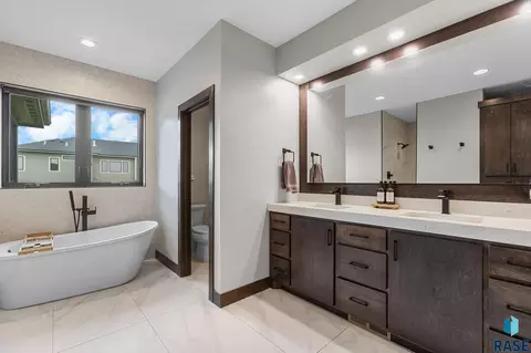 Bath - 6701 E Spitfire Cir, Sioux Falls, SD 57110 photo 2 of 4