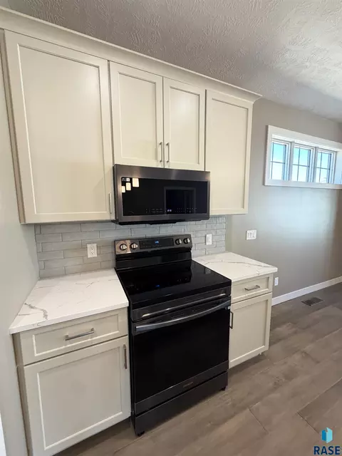 Kitchen - 7004 E Copper Stone Cir, Sioux Falls, SD 57110 photo 4 of 4