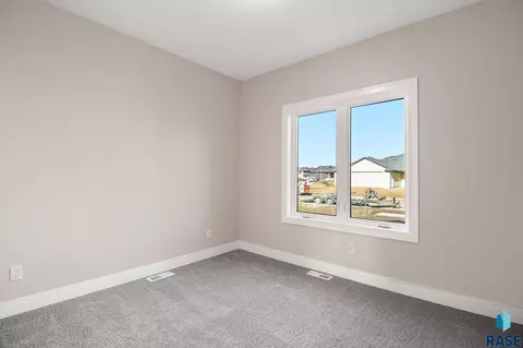 Bedroom - 5505 E Morningside Cir, Sioux Falls, SD 57110 photo 3 of 10