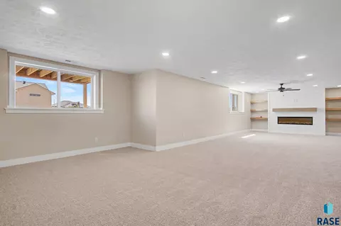 Living - 5505 E Morningside Cir, Sioux Falls, SD 57110 photo 2 of 5