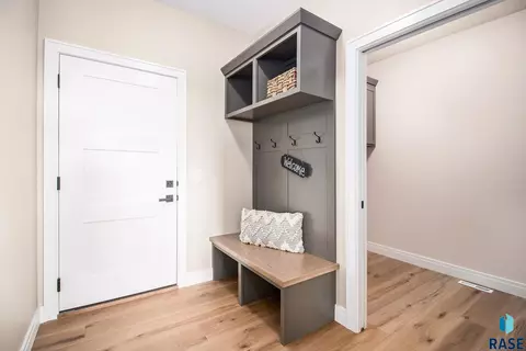 Entry Way - 5505 E Morningside Cir, Sioux Falls, SD 57110 photo 1 of 1