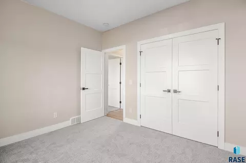 Bedroom - 5505 E Morningside Cir, Sioux Falls, SD 57110 photo 4 of 10