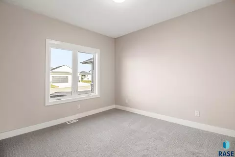Bedroom - 5505 E Morningside Cir, Sioux Falls, SD 57110 photo 5 of 10