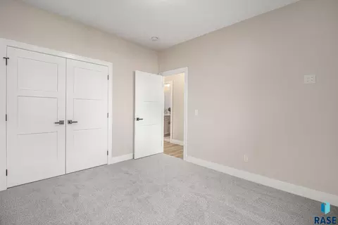 Bedroom - 5505 E Morningside Cir, Sioux Falls, SD 57110 photo 6 of 10