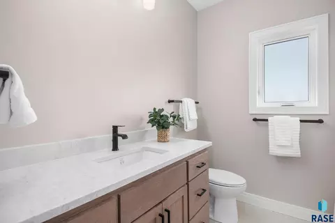 Bath - 5505 E Morningside Cir, Sioux Falls, SD 57110 photo 2 of 3