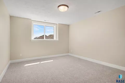 Bedroom - 5505 E Morningside Cir, Sioux Falls, SD 57110 photo 7 of 10