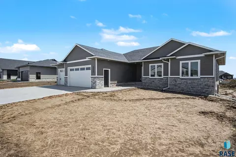 Exterior - 5505 E Morningside Cir, Sioux Falls, SD 57110 photo 2 of 4