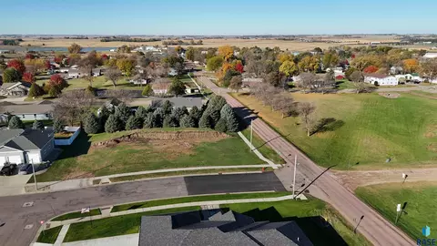 105 Lacy Ave, Garretson, SD 57030 photo 2