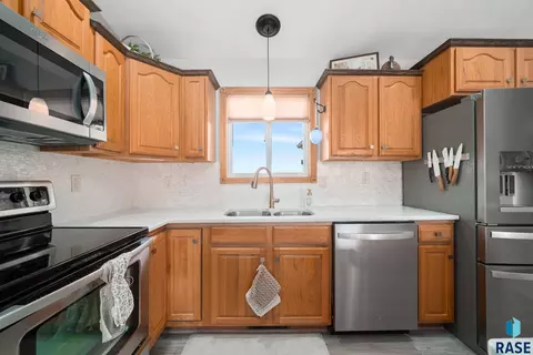 Kitchen - 24404 View Dr, Dell Rapids, SD 57022 photo 3 of 6