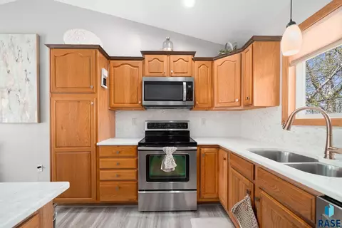 Kitchen - 24404 View Dr, Dell Rapids, SD 57022 photo 2 of 6