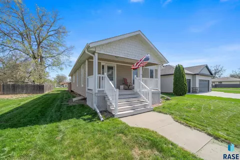 407 E Washington St, Elk Point, SD 57025