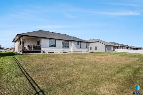 Exterior - 800 S James Ave, Tea, SD 57064 photo 5 of 6