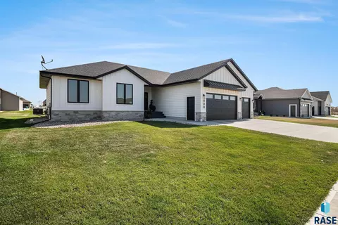 Exterior - 800 S James Ave, Tea, SD 57064 photo 2 of 6
