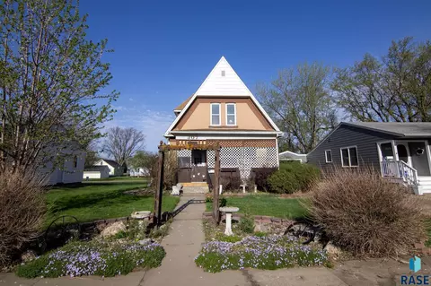 307 S 1st St, Beresford, SD 57004