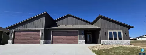 825 N Sylvan Dr, Sioux Falls, SD 57110