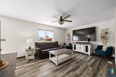 606 E 4th St, Colton, SD 57018 photo 6