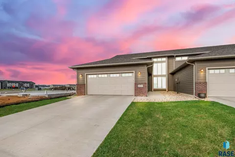 5717 S Yarrow Trl, Sioux Falls, SD 57108