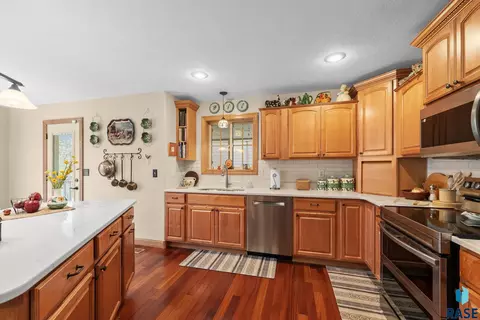 Kitchen - 18 E Big Sky Pl, Sioux Falls, SD 57110 photo 2 of 5