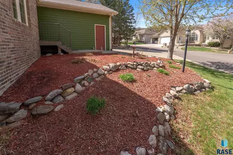 Exterior - 18 E Big Sky Pl, Sioux Falls, SD 57110 photo 4 of 19