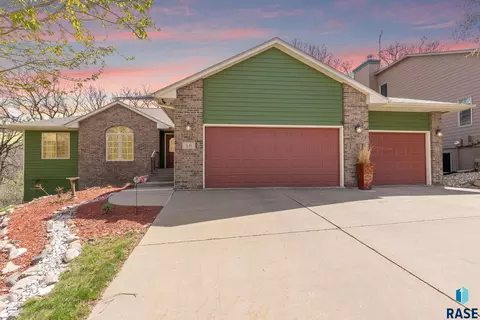 18 E Big Sky Pl, Sioux Falls, SD 57110