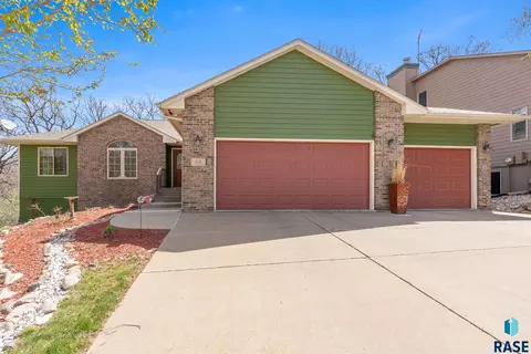 Exterior - 18 E Big Sky Pl, Sioux Falls, SD 57110 photo 2 of 19