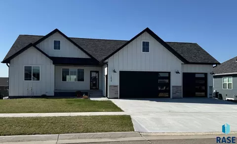 1834 E Briarwood Cir, Brookings, SD 57006