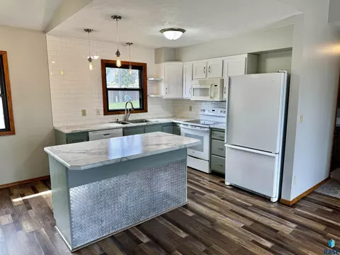 Kitchen - 4401 E 20th St, Sioux Falls, SD 57103 photo 3 of 4