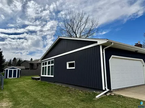 Exterior - 4401 E 20th St, Sioux Falls, SD 57103 photo 2 of 7